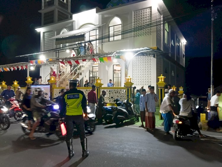 Berikan Rasa Aman, Personel Polres Ende Jaga Warga yang Laksanakan Sholat Taraweh