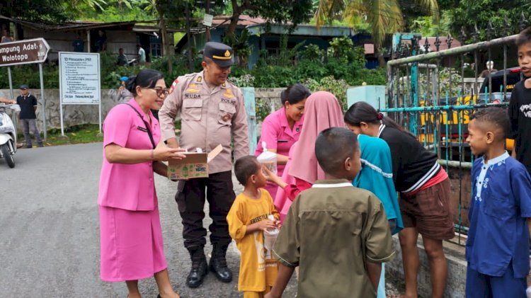 Indahnya Berbagi, Polsek Ndona Tebar Kebaikan Lewat Berbagi 150 Cup Takjil Berbuka Puasa kepada Pengendara dan Warga