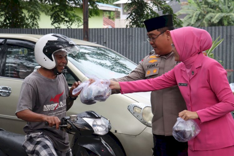 Polres Ende bersama Bhayangkari Berbagi Takjil dan Kebahagiaan di Bulan Suci Ramadhan