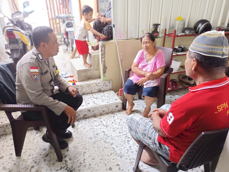 Curah Hujan Tinggi, Bhabinkamtibmas Onekore Turun Ingatkan Warga Waspada Longsor