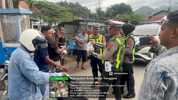 Sapa Warga di Jalan, Satlantas Polres Ende Bagikan 100 Paket Takjil untuk Ojek dan Pejalan Kaki
