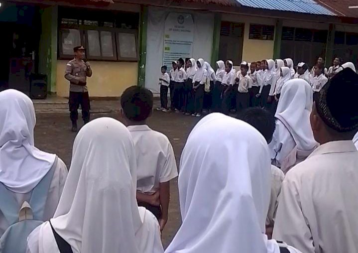 Tumbuhkan Kesadaran Hukum Sejak Dini, Polsek Pulau Ende Laksanakan Police Goes to School