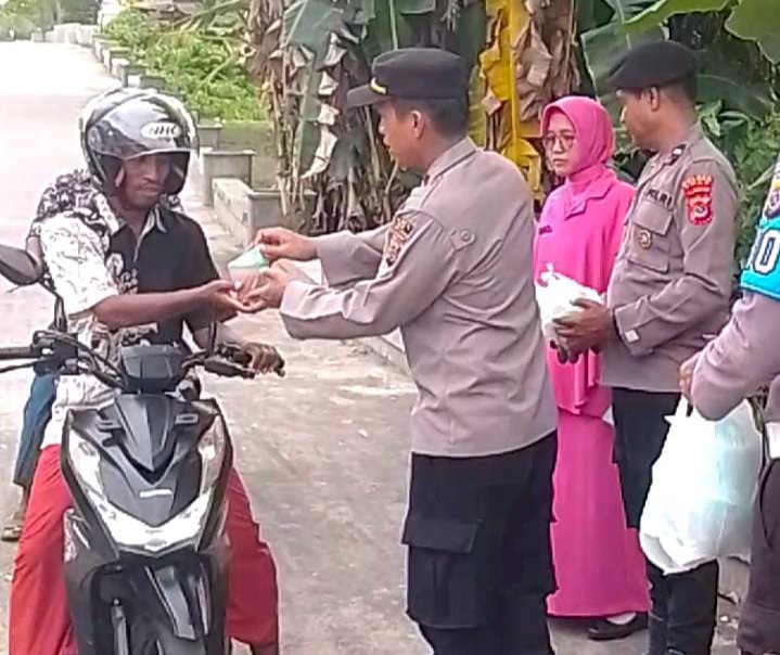 Polsek Pulau Ende dan Bhayangkari Berbagi Takjil dan Bensin Gratis kepada Tukang Ojek