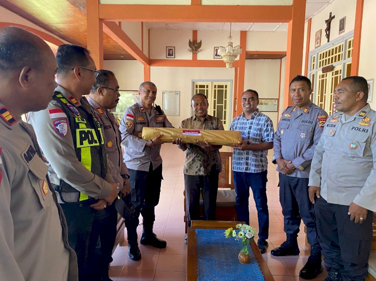 Terangi Sukacita Paskah 2026, Polres Ende Distribusikan Lilin Paskah ke Delapan Paroki