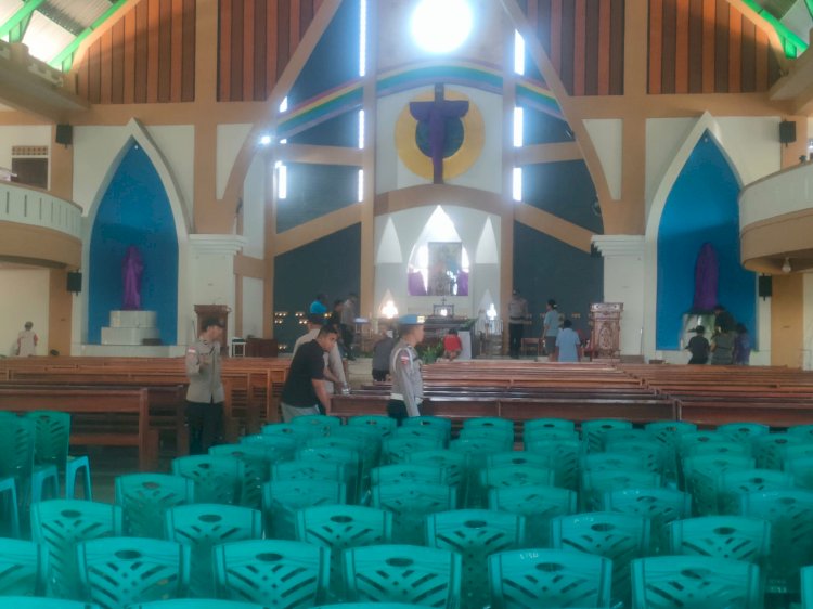 Pastikan Paskah Aman, Personel Polres Ende Sisir Sejumlah Gereja dengan Metal Detector