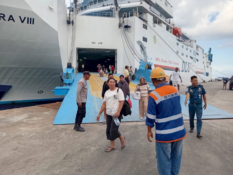 KP3 Laut Polres Ende Pastikan Keamanan Arus Penumpang di Pelabuhan Ippi Saat Kedatangan KM.Dharma Rucitra VIII