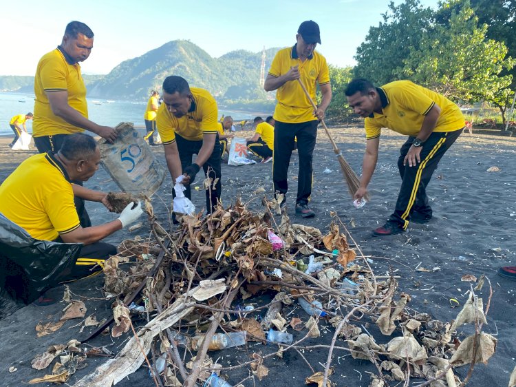 Sinergi dan Aksi Nyata, Polres Ende Bersihkan Pantai Kota Raja Jadi Lebih Asri