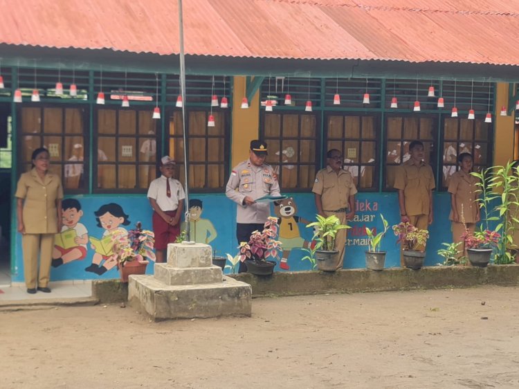 Tanamkan Disiplin Sejak Dini, Kapolsek Wolowaru Jadi Irup dan Beri Pelatihan kepada Siswa SD Katolik Wololele B