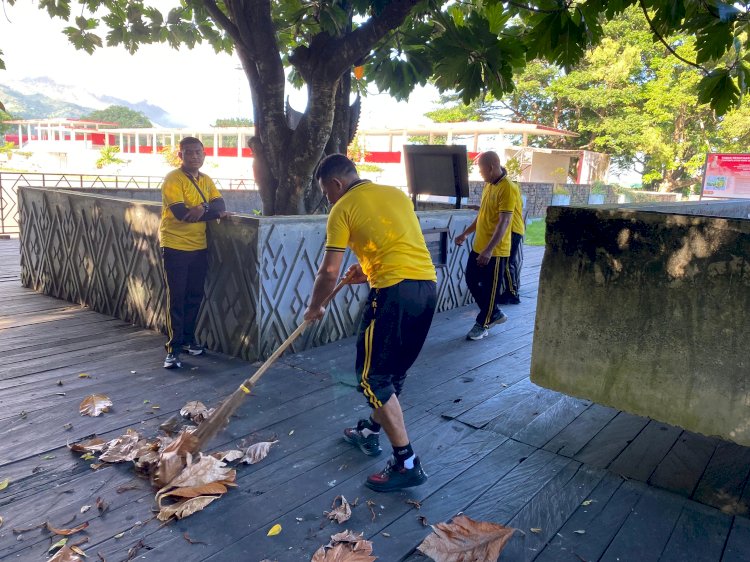 Polres Ende Polda NTT Gelar Aksi Bersih di Taman Renungan Bung Karno, Wujudkan Lingkungan Kota yang Asri