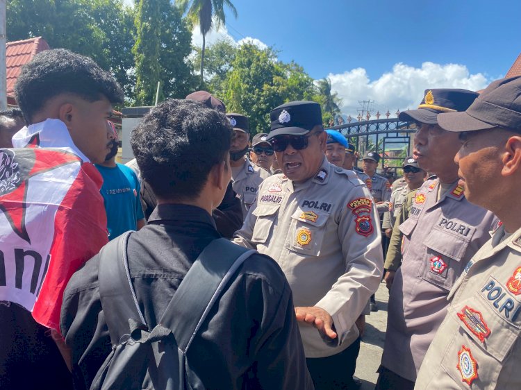 Aksi Damai dari GMNI di Kantor Pemda, Personel Polres Ende Kawal dan Jaga dengan Pendekatan Humanis Sesuai SOP