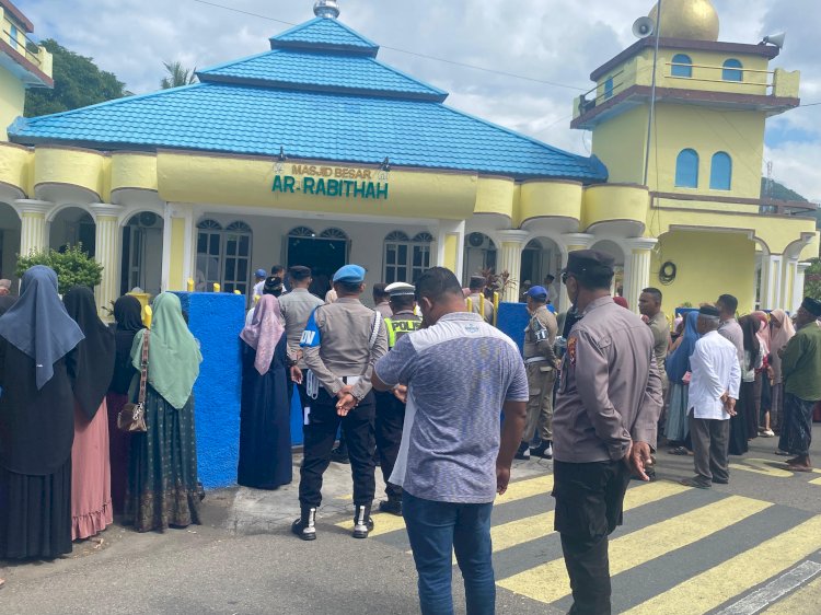 Pastikan Keamanan dan Kenyamanan, KabagOps Polres Ende Pimpin Pengamanan Keberangkatan Calon Jamaah Haji