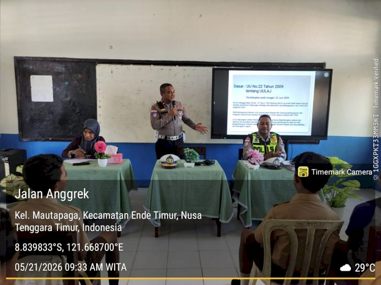Tanamkan Disiplin Sejak Dini, Satlantas Polres Ende Gelar Police Go to School di SMP Kelimutu