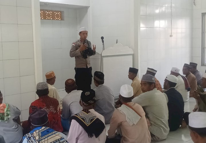 Polsek Pulau Ende Gelar Jum'at Berkah dan Jum'at Curhat di Masjid Al Mujahidin Ma'u Au
