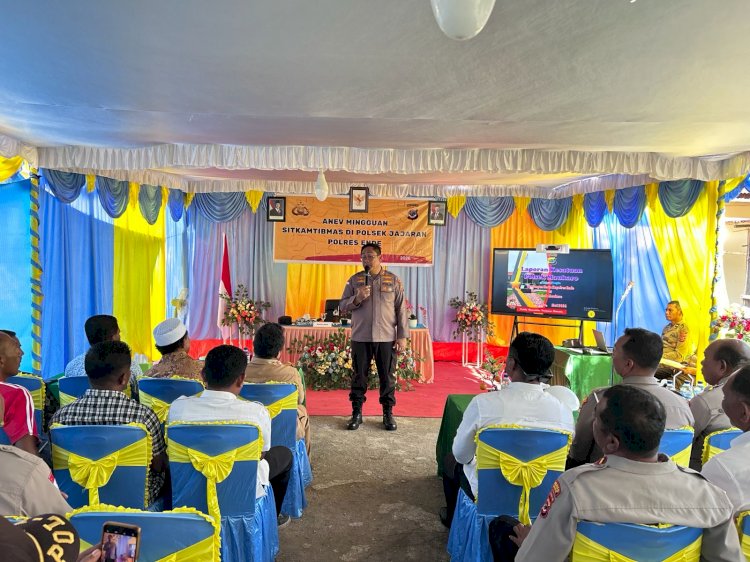 Sambangi Polsek Maukaro, Kapolres Ende Gandeng Tokoh Adat untuk Jaga Kamtibmas Bersama Serta Berikan Bansos untuk Warga