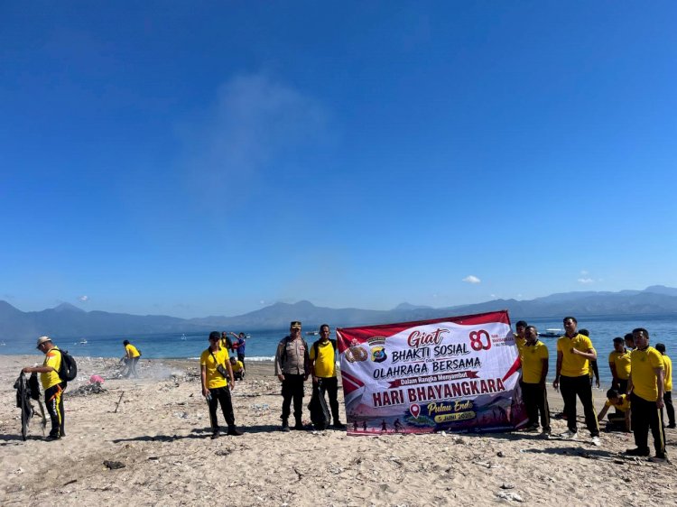 Bersih Lingkungan dan Rumah Ibadah Jelang Hari Bhayangkara ke-80, Kapolres Ende Pimpin Aksi  Sosial hingga Olahraga Bersama di Pulau Ende