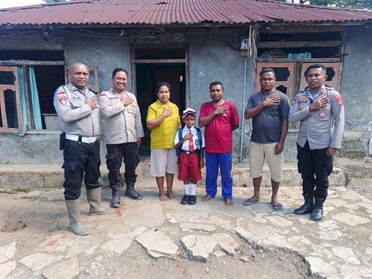 Viral karena Kaos Kaki dari Arang, Siswa di TTS Dapat Bantuan Perlengkapan Sekolah dari Kapolda NTT