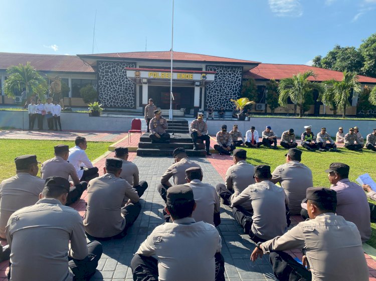 Cair dan Tanpa Sekat, Usai Apel Jam Pimpinan Kapolres Ende Duduk Santai Serap Aspirasi Anggota