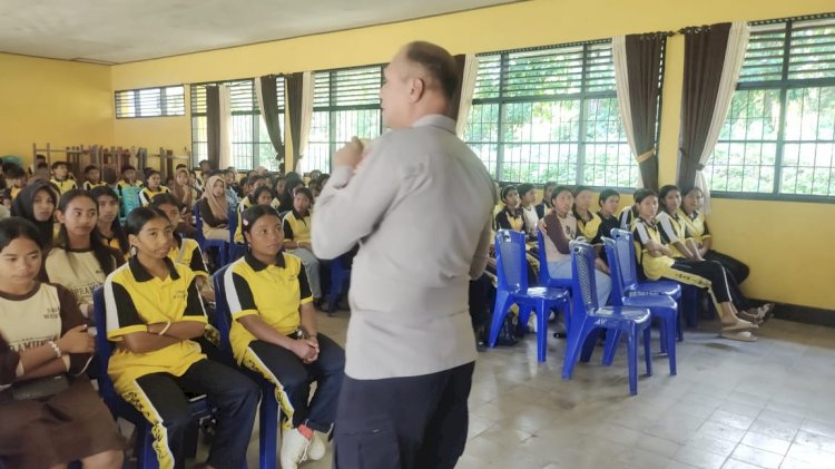 Kapolsek Wolowaru Turun Langsung Edukasi Pelajar, Gaungkan Gerakan Anti-Bullying dan Pelestarian Budaya Lokal