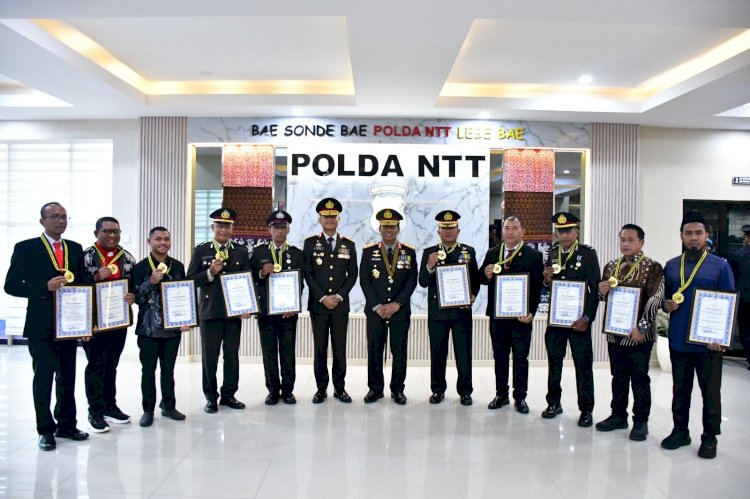 Kapolda NTT Berikan Penghargaan kepada Personel dan Tokoh Berprestasi, Wujudkan Apresiasi atas Dedikasi bagi Intitusi dan Masyarakat