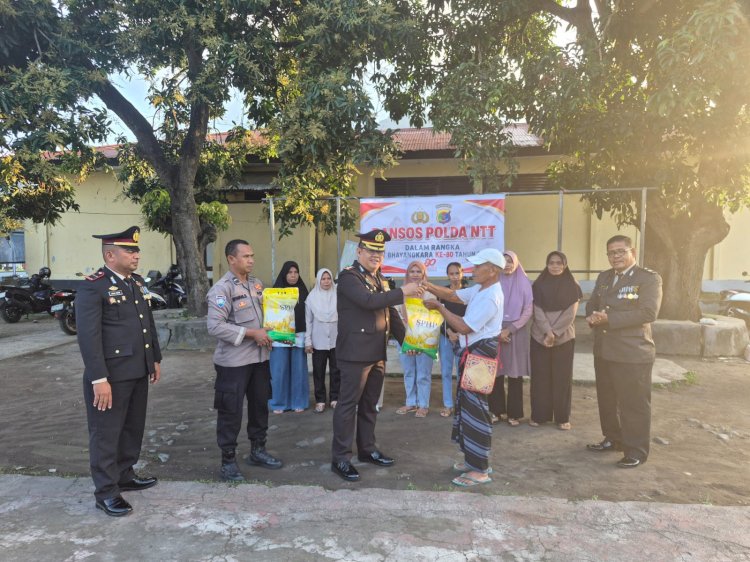 HUT Bhayangkara ke-80, Polres Ende Polda NTT Salurkan Puluhan Paket Bansos untuk Warga