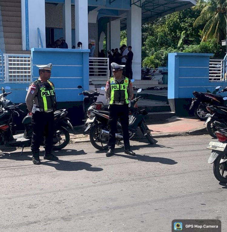 Beri Rasa Aman di Tempat Ibadah, Satlantas Polres Ende Intensifkan Pengaturan Lalu Lintas