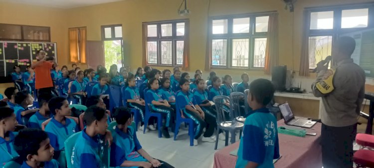 Cegah Perundungan dan Narkoba Sejak Dini, Bhabinkamtibmas Roworena Beri Edukasi Interaktif di SMPN 2 Ende Selatan