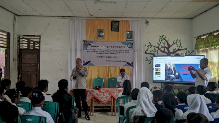 Tanamkan Disiplin Sejak Dini, Kapolsek Wolowaru Edukasi Ratusan Siswa SMPN Satu Atap Woloara tentang Tertib Berlalu Lintas