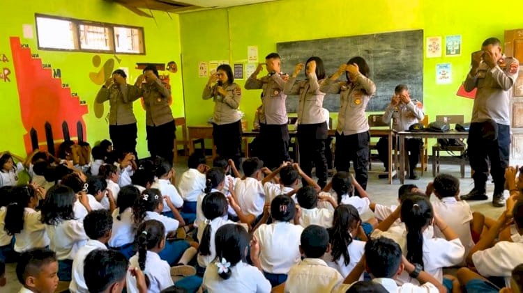 Trauma Healing, Terapi USEFT dan Bantuan Kapolda NTT Hadirkan Senyum Anak Anak Terdampak di Adonara Timur