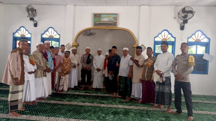 Kapolsek Ende Jadi Khatib dan Imam Sholat Jumat, Ajak Jamaah Tingkatkan Iman dan Jauhi Perbuatan Maksiat