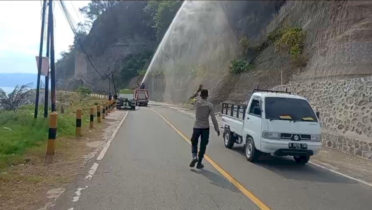 Kesigapan Polri, Damkar, dan Pemdes Borokanda Berhasil Cegah Karhutla di Lahan Warga