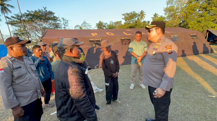 Pastikan Jalur Aman Pasca Gempa, Kapolres Ende Dirikan Tenda Darurat untuk Warga di Maukaro