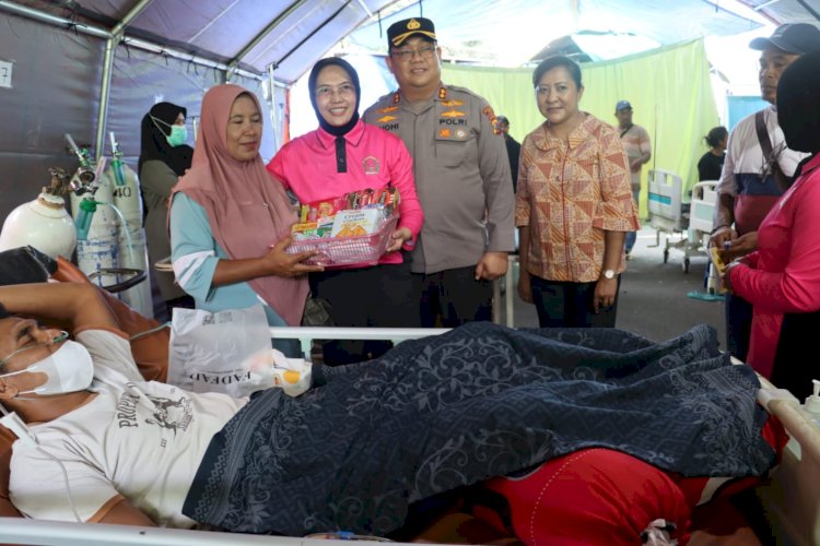 ​Sentuhan Kasih Bhayangkari Cabang Ende: Salurkan Bantuan Sosial untuk Pasien Terdampak Gempa di RSUD Ende