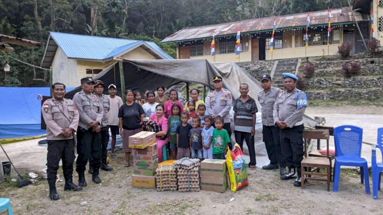 Gandeng Warga dan Pelaku Usaha, Polsek Wolowaru Salurkan Bantuan Sembako untuk Pengungsi Bencana Gempa di Desa Niramesi