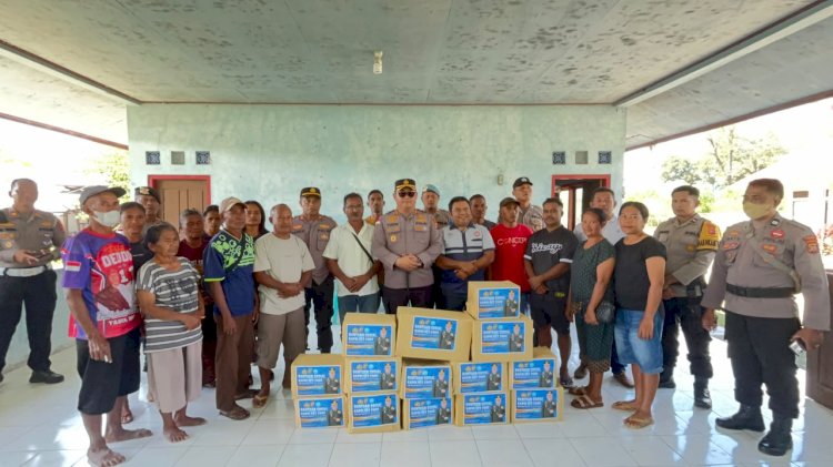 Langkah Nyata Polres Ende untuk Korban Gempa Salurkan 200 Paket Sembako Kapolda NTT di Wewaria dan Maurole