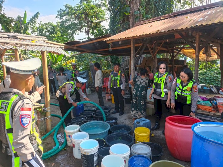 Bantu Masyarakat Terdampak Gempa, Satlantas Polres Ende Polda NTT Salurkan 10.000 Liter Air Bersih untuk Korban di Desa Embu Terhu