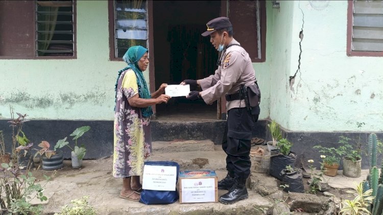 Polri Untuk Masyarakat, Kapolsek Ende Gunakan Sepeda Motor Bantu Warga Terdampak Gempa