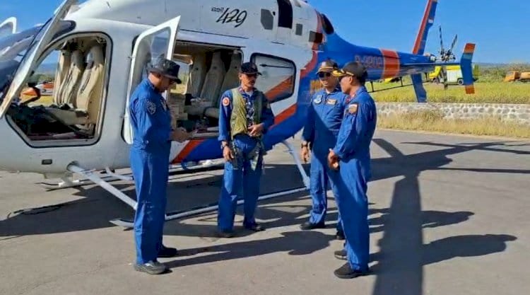 Polri Lakukan Airdrop Bantuan untuk Warga Kampung Landor yang Masih Terisolasi