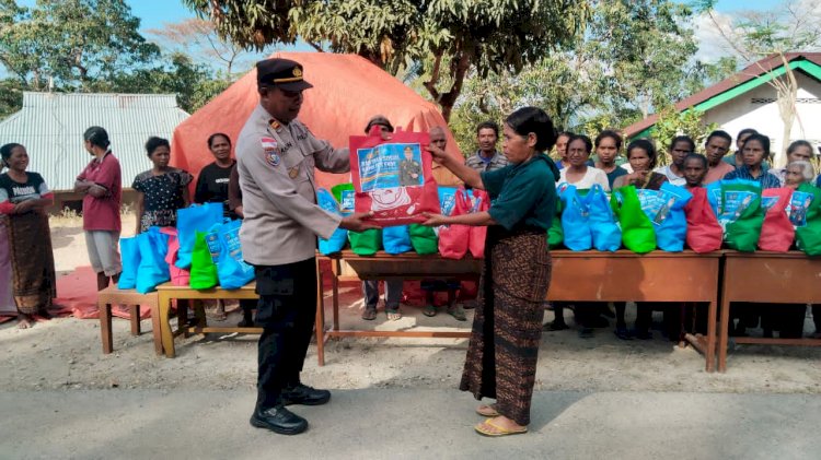 Wujud Kepedulian Polri, Polres Ende Salurkan Bansos untuk Warga Terdampak Gempa di Pulau Ende dan Nangapanda