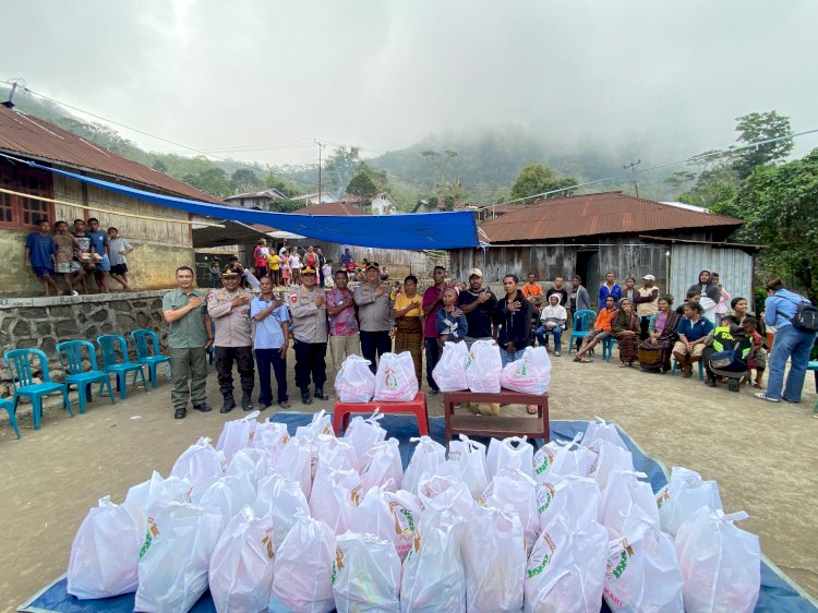 Usai Gempa, Polres Ende Polda NTT Hadir Bawa Sembako dan Sentuhan Trauma Healing di Demulaka