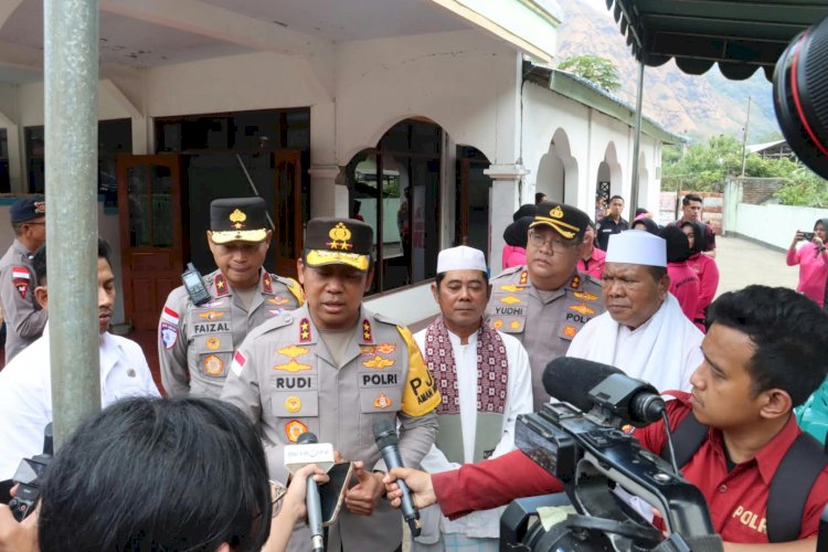 Wujud Kepedulian Pasca Gempa, Kapolda NTT Tinjau Masjid Attaqwa Lokoboko dan Salurkan Bantuan Ronovasi Rp100 Juta