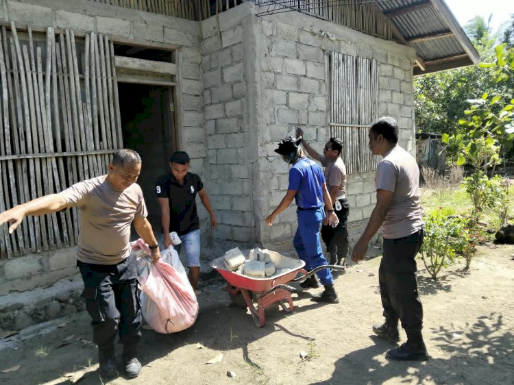 Pasca Gempa Flores, Polsek Maurole dan Anggota PolAirud Ropa Gotong Royong Bersihkan Puing Rumah Warga di Keliwumbu