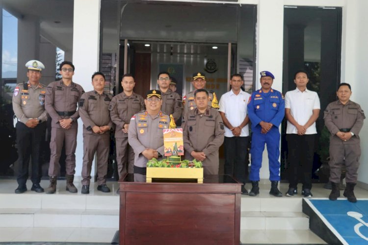 Mempererat Sinergitas Penegakan Hukum, Polres Ende Beri Kejutan Tumpeng pada Hari Lahir Kejaksaan RI ke-81
