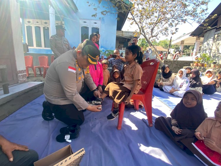 Aksi Nyata ​Kapolres Ende Polda NTT Bersama Bhayangkari Menyerahkan Bantuan Perlengkapan Sekolah dan Susu untuk Anak Sekolah