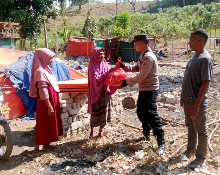 Dukung Pemulihan Pasca Gempa, Polsek Ende Salurkan Bantuan kepada Warga Terdampak