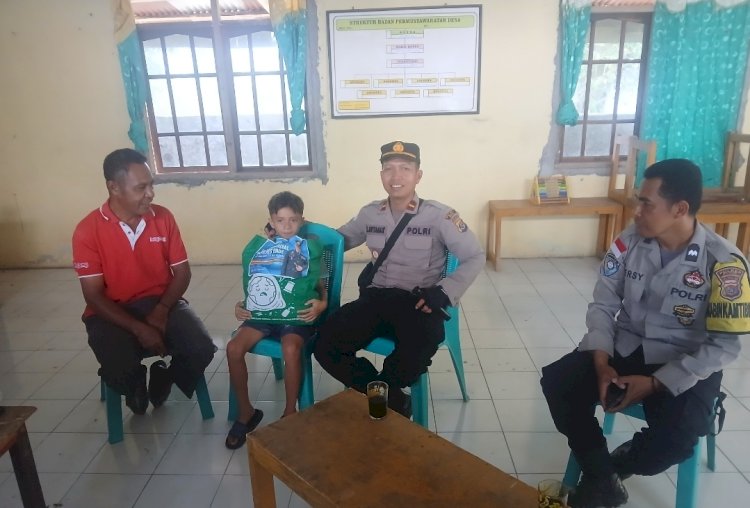 Tempuh Medan Sulit, Kapolsek Ende Salurkan Bantuan Kapolres Ende untuk Anak Yatim Penyintas Gempa