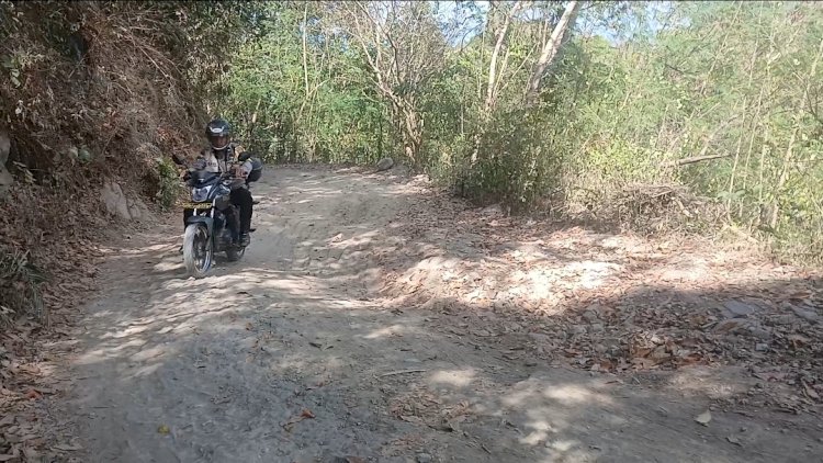 Tempuh Medan Sulit, Kapolsek Ende Salurkan Bantuan Kapolres Ende untuk Anak Yatim Penyintas Gempa