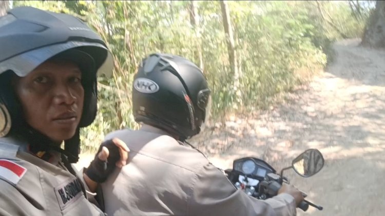 Tempuh Medan Sulit, Kapolsek Ende Salurkan Bantuan Kapolres Ende untuk Anak Yatim Penyintas Gempa