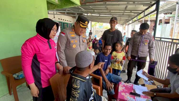 ​Kapolres Ende Bersama Bhayangkari Salurkan Bantuan Ibu Kapolri serta Gelar Pengobatan Gratis untuk Korban Gempa di Aembonga