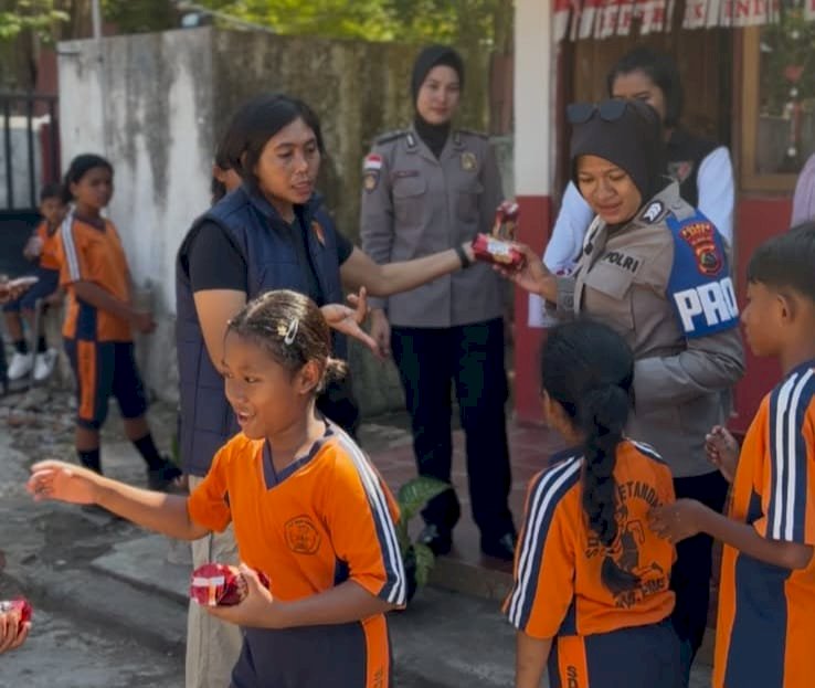 Senyum Ceria Anak Sekolah, Polwan Polres Ende Polda NTT Turun Langsung Bagikan Makanan Bergizi