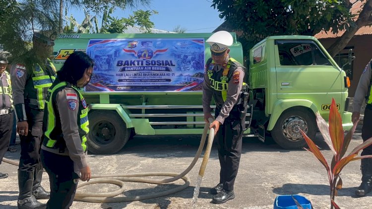 Satlantas Polres Ende Polda NTT Salurkan 10 Ribu Liter Air Bersih di Hari Lalu Lintas Bhayangkara Ke-71